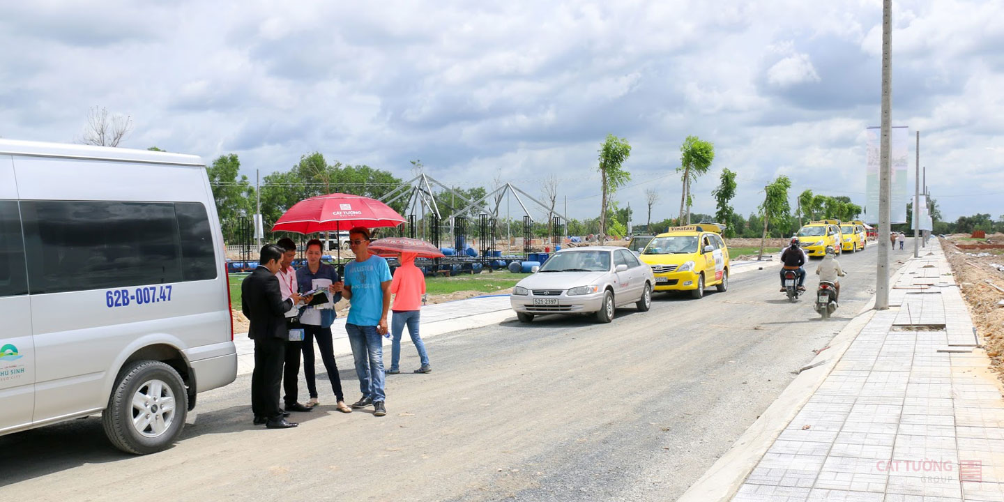 Nhà đầu tư địa ốc vẫn đi tìm hàng “ngộp”  - Ảnh 1.