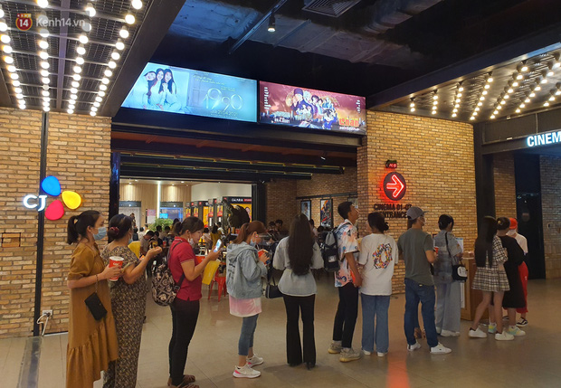 Chùm ảnh: Các rạp phim tại TP.HCM đông đúc trước giờ đóng cửa, nhiều bạn trẻ tranh thủ đi xem cho kịp giờ - Ảnh 6.