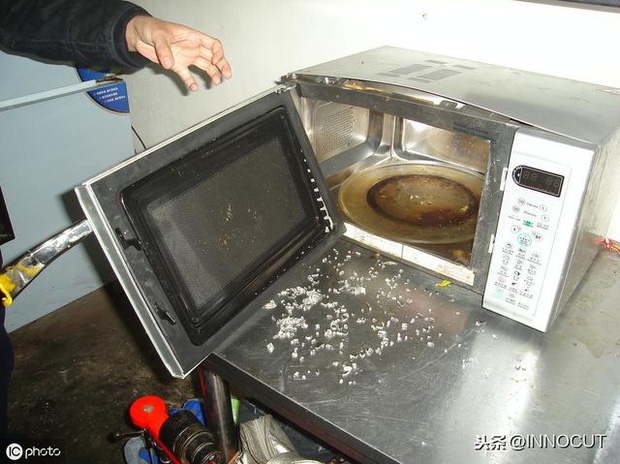 Chuyên gia chỉ ra 2 dụng cụ nhà bếp và 2 thực phẩm tuyệt đối không nên cho vào lò vi sóng kẻo phát sinh độc tố, thậm chí phát nổ - Ảnh 3.