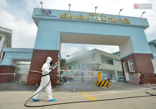 Ảnh: Hơn 1km tuyến đường ven bệnh viện với hơn 6,6 hecta viện K Tân Triều được phun khử khuẩn, tiêu độc - Ảnh 1.
