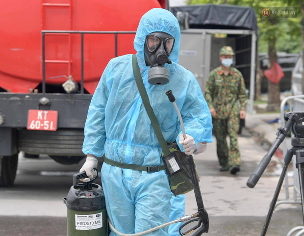 Ảnh: Hơn 1km tuyến đường ven bệnh viện với hơn 6,6 hecta viện K Tân Triều được phun khử khuẩn, tiêu độc - Ảnh 6.