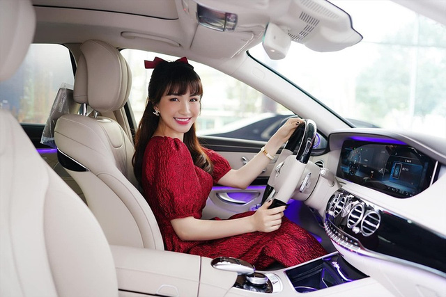 Những 9x tài năng ở Việt Nam sở hữu siêu xe tiền tỷ khi tuổi còn rất trẻ: Người sở hữu cả bộ sưu tập xe với giá trị tới 21 tỷ, người chi cả chục tỷ đồng cho một chiếc xe ưng ý - Ảnh 4. Những 9x tài năng ở Việt Nam sở hữu siêu xe tiền tỷ khi tuổi còn rất trẻ: Người sở hữu cả bộ sưu tập xe với giá trị tới 21 tỷ, người chi cả chục tỷ đồng cho một chiếc xe ưng ý - Ảnh 4.