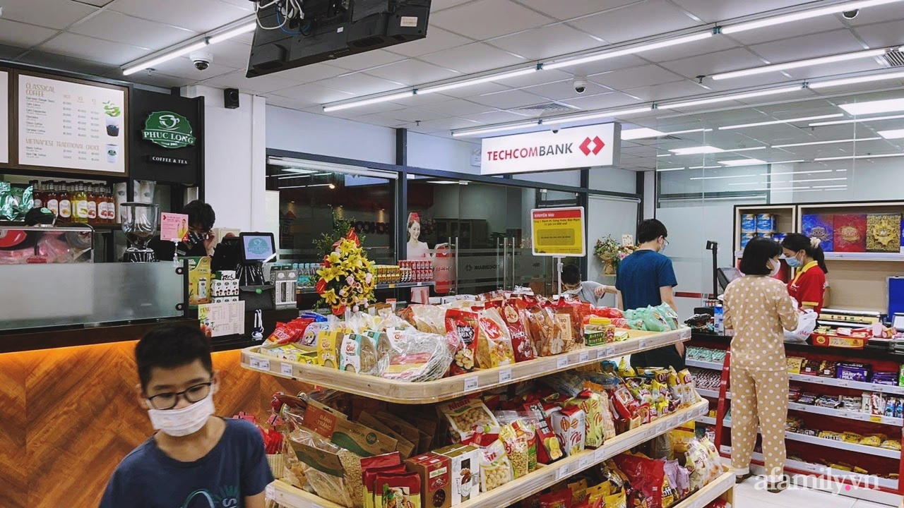 Bên trong cửa hàng VinMart với mô hình kết hợp Techcombank và Phúc Long  lần đầu tiên xuất hiện tại Hà Nội