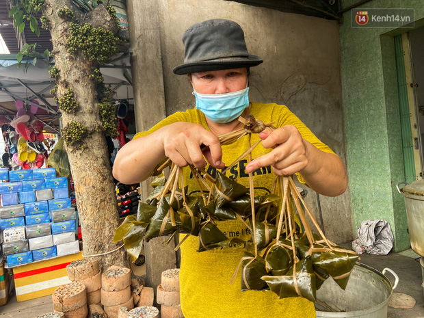 Người Sài Gòn tất bật gói hàng chục nghìn bánh ú nước tro dịp Tết Đoan Ngọ - Ảnh 9.