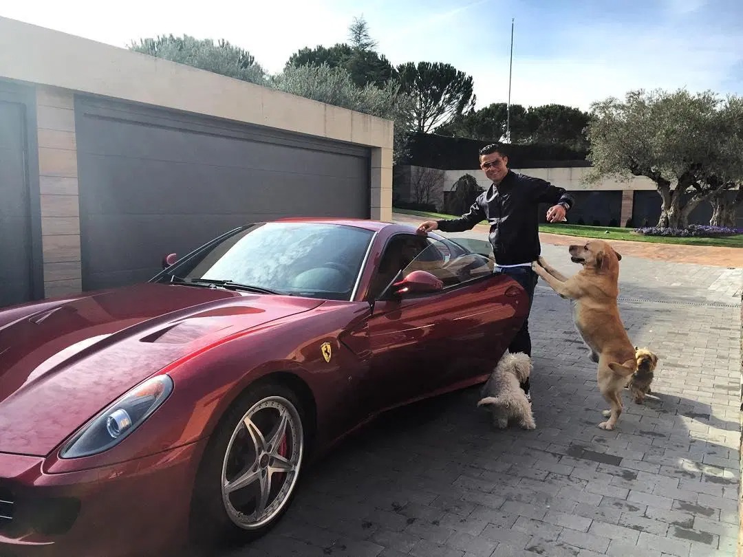 Bộ sưu tập xe của "siêu cầu thủ" Cristiano Ronaldo vừa lập kỷ lục ghi bàn tại Euro: Bugatti, Lamborghini, Rolls-Royce đủ cả, toàn hàng "limited edition"