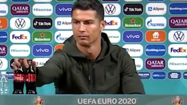 Hành động phũ phàng của Ronaldo khiến nhà tài trợ Euro 2020 bốc hơi 93 nghìn tỷ đồng - Ảnh 1.