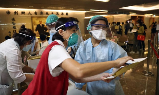 Đài Loan: Số ca nhiễm COVID-19 tăng 1000% trong 1 tháng, người dân tìm cơ hội ở Mỹ và TQ đại lục? - Ảnh 1.