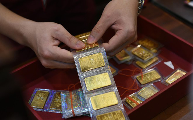 Giá vàng tiếp tục rớt mạnh, trong nước tuột mốc 57 triệu đồng/lượng