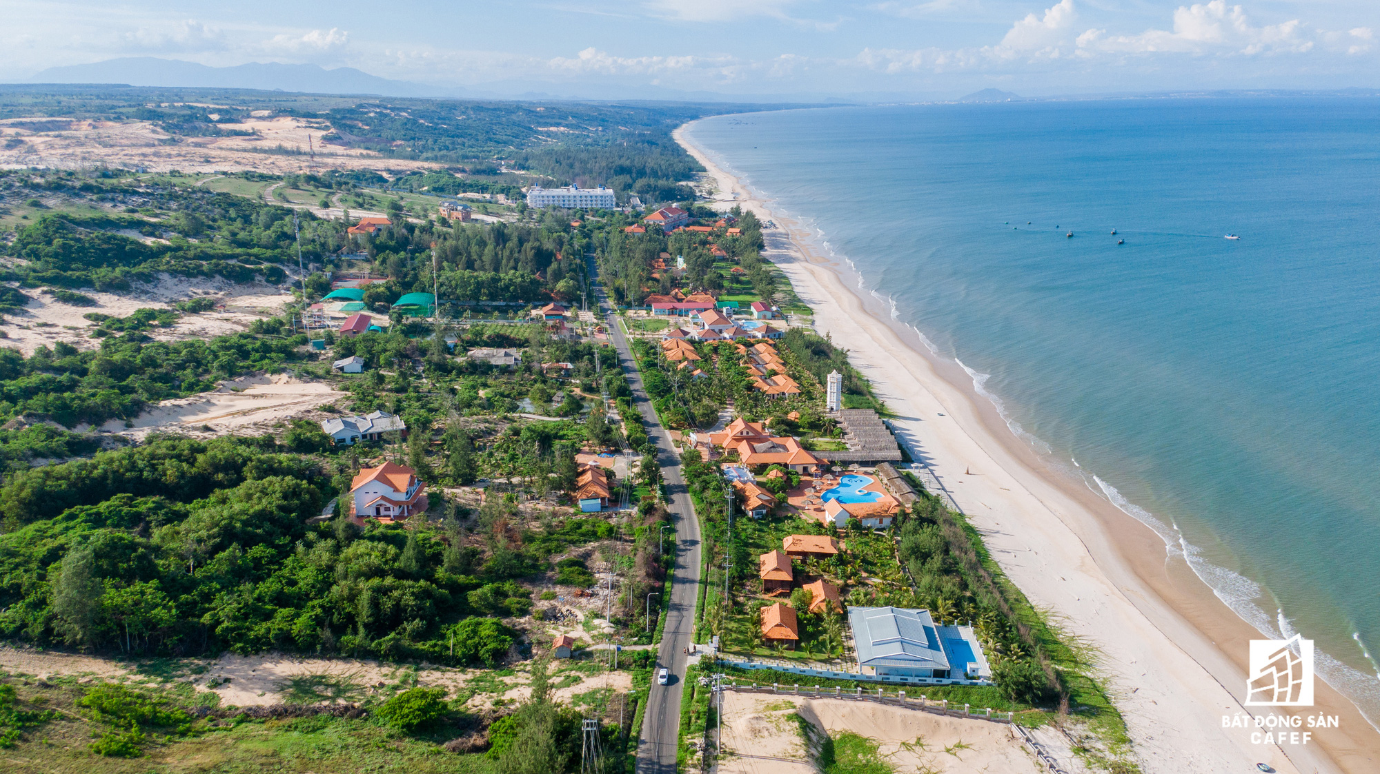 Cao tốc dần lộ diện, giới đầu tư đổ bộ “săn đất” ven biển khu vực này - Ảnh 1.