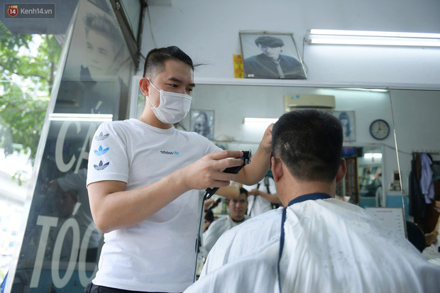 Ảnh: Sau gần 1 tháng chờ đợi, người dân đi cắt tóc gội đầu ngay trong sáng đầu tiên Hà Nội nới lỏng các dịch vụ - Ảnh 1.
