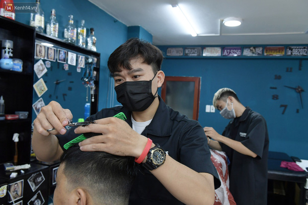 Ảnh: Sau gần 1 tháng chờ đợi, người dân đi cắt tóc gội đầu ngay trong sáng đầu tiên Hà Nội nới lỏng các dịch vụ - Ảnh 4.