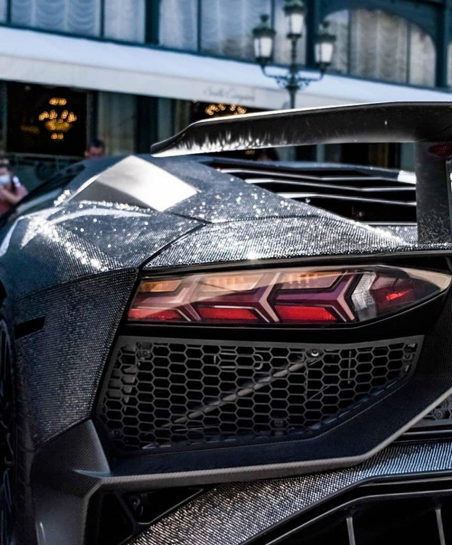 Lamborghini Aventador đính 2 triệu viên pha lê của nữ người mẫu 28 tuổi tái xuất trên đường phố - Ảnh 8.