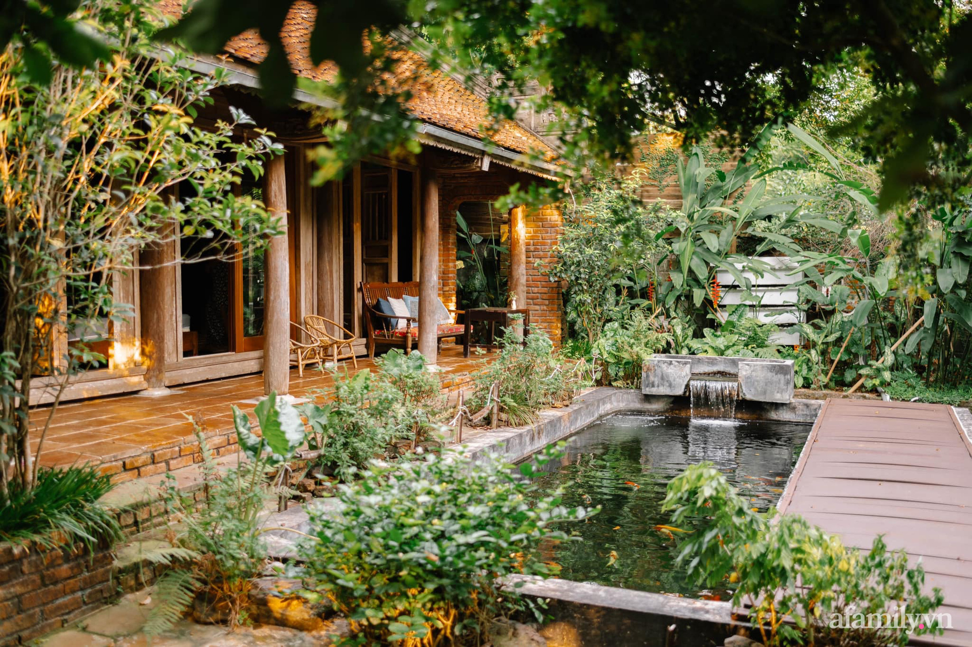 Hãy cùng khám phá ngôi nhà nhỏ xinh đẹp với khu vườn xanh rực rỡ màu sắc. Đây là một điểm đến lý tưởng cho những ai yêu thiên nhiên và ước muốn có một không gian sống gần gũi với thiên nhiên. Hình ảnh sẽ đem đến cho bạn cảm giác nhẹ nhàng và yên bình.