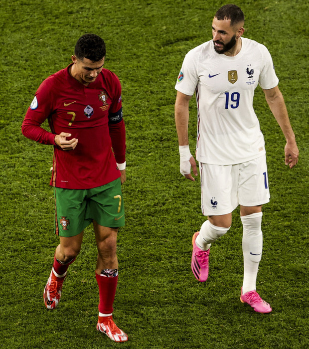 Hé lộ bí mật đáng yêu nhất mùa Euro 2020: Ronaldo bảo vệ đôi chân bằng hình ảnh của bạn gái Georgina - Ảnh 2.