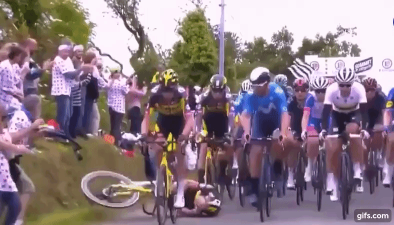 Khoảnh khắc VĐV giải Tour de France bị xô ngã, xe sau chèn qua người gây kinh hãi, cả đường đua hỗn loạn chưa từng thấy - Ảnh 2.