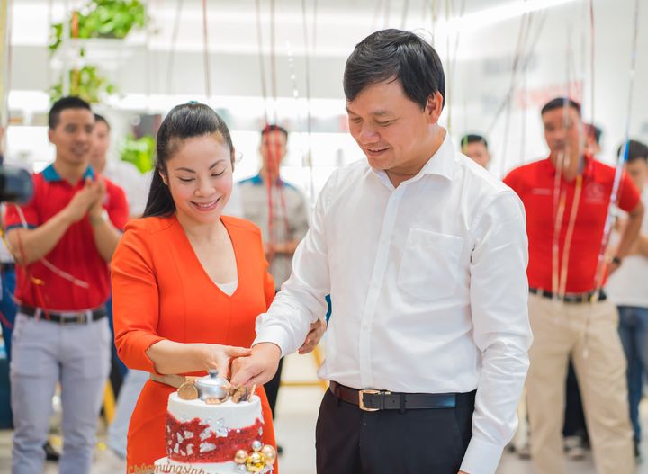 Shark Phú lần đầu công khai "khoe" vợ nhân ngày Gia đình Việt Nam, CĐM tấm tắc khen: "Không ngờ chị nhà đẹp đến vậy!"