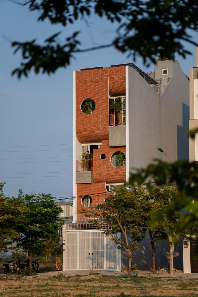  Ngôi nhà ống có kiến trúc độc lạ ở Đà Nẵng được báo nước ngoài rầm rộ đưa tin  - Ảnh 1.