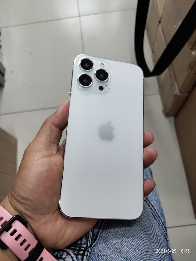 Rò rỉ hình ảnh 3D của iPhone 13: Cụm camera chéo nhau, tai thỏ đã ...