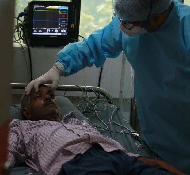 Tiếp tục thảm cảnh ở Ấn Độ: Thi thể bệnh nhân Covid-19 bọc kín nằm la liệt trên mặt đất, đánh đố thân nhân phải chọn đúng xác người nhà mà mang về - Ảnh 3.