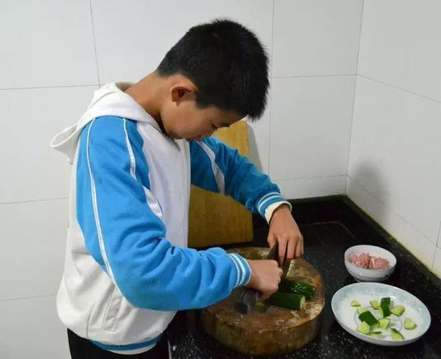 Ăn mì cay như cơm bữa trong 2 năm, cậu bé 12 tuổi bị sưng dạ dày, phát triển khối u to bằng quả trứng - Ảnh 2.