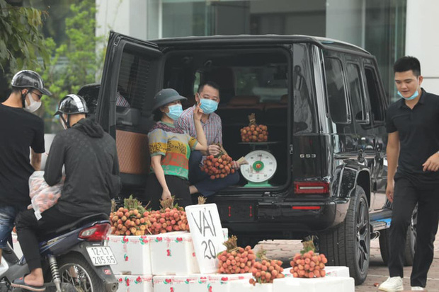 Hình ảnh người đàn ông lái xe Mercedes G63 trị giá 10 tỷ đi bán vải trên phố Hà Nội gây bão MXH - Ảnh 1.