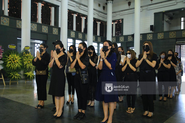  Tang lễ Hoa hậu Thu Thuỷ: Linh cữu được đưa đi hoả táng, em trai đau buồn ôm chặt di ảnh, Hoa hậu Đỗ Mỹ Linh và dàn sao Vbiz xót xa đến viếng - Ảnh 23.