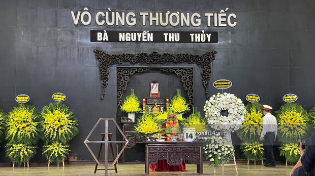  Tang lễ Hoa hậu Thu Thuỷ: Linh cữu được đưa đi hoả táng, em trai đau buồn ôm chặt di ảnh, Hoa hậu Đỗ Mỹ Linh và dàn sao Vbiz xót xa đến viếng - Ảnh 35.