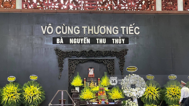  Tang lễ Hoa hậu Thu Thuỷ: Linh cữu được đưa đi hoả táng, em trai đau buồn ôm chặt di ảnh, Hoa hậu Đỗ Mỹ Linh và dàn sao Vbiz xót xa đến viếng - Ảnh 36.