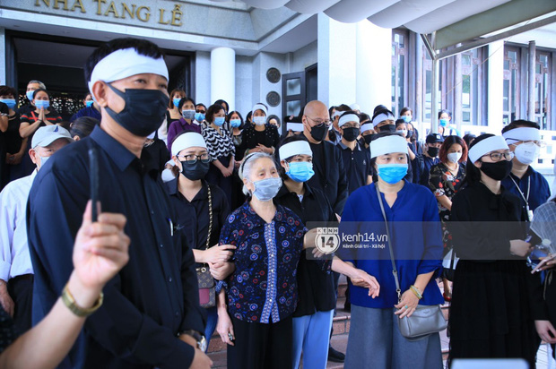  Tang lễ Hoa hậu Thu Thuỷ: Linh cữu được đưa đi hoả táng, em trai đau buồn ôm chặt di ảnh, Hoa hậu Đỗ Mỹ Linh và dàn sao Vbiz xót xa đến viếng - Ảnh 6.