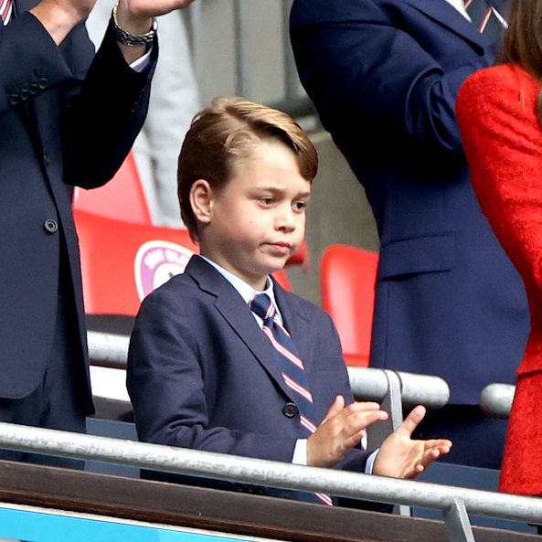 Nhà Công nương Kate khiến dư luận tranh cãi vì trang phục đi xem bóng đá của Hoàng tử George - Ảnh 1.