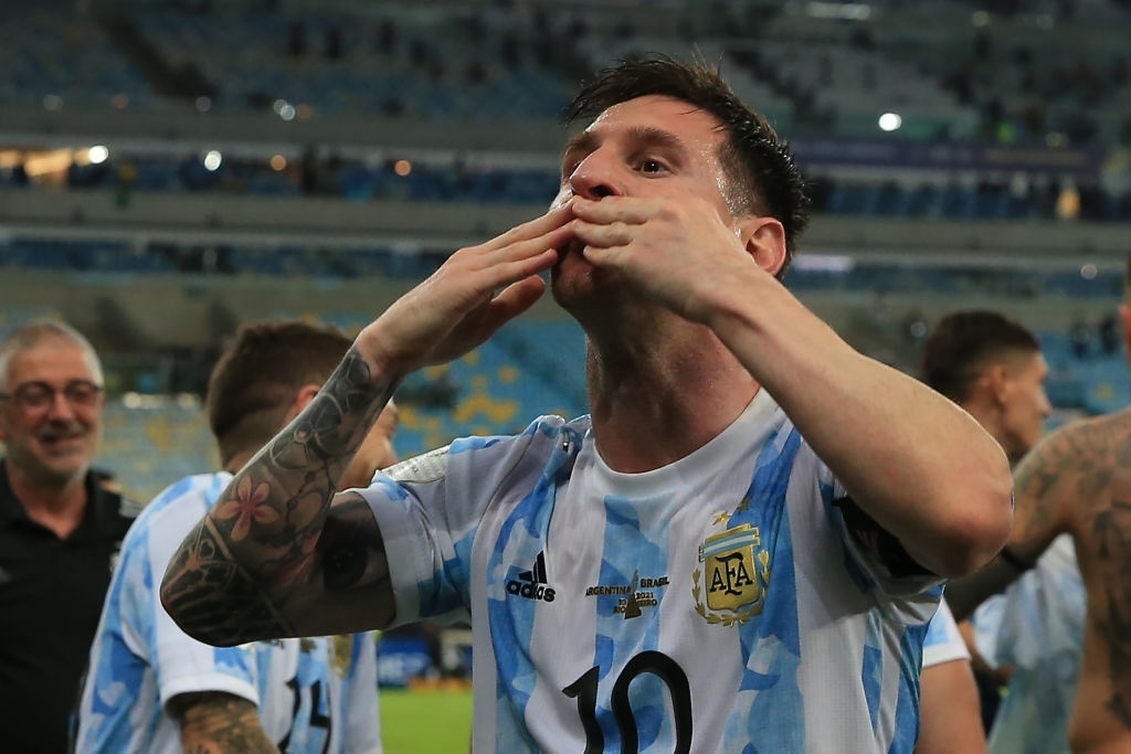 Argentina: Nếu bạn là fan của tuyển Argentina - một trong những đội tuyển mạnh nhất thế giới, hãy ngắm nhìn các bức ảnh nổi tiếng của đội. Hãy cùng cảm nhận tình yêu của người hâm mộ trên toàn thế giới cho đội bóng đất nước Tango.