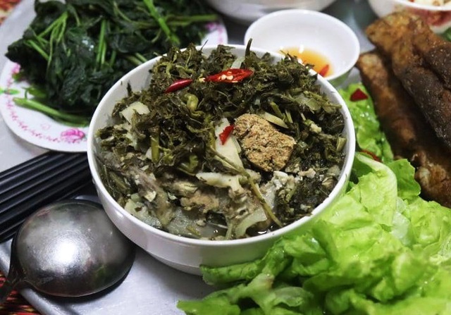 Món rau muối chua dân dã ở Phú Thọ mang về Thủ đô thành đặc sản hiếm có giúp người bán kiếm tiền triệu mỗi ngày - Ảnh 1.