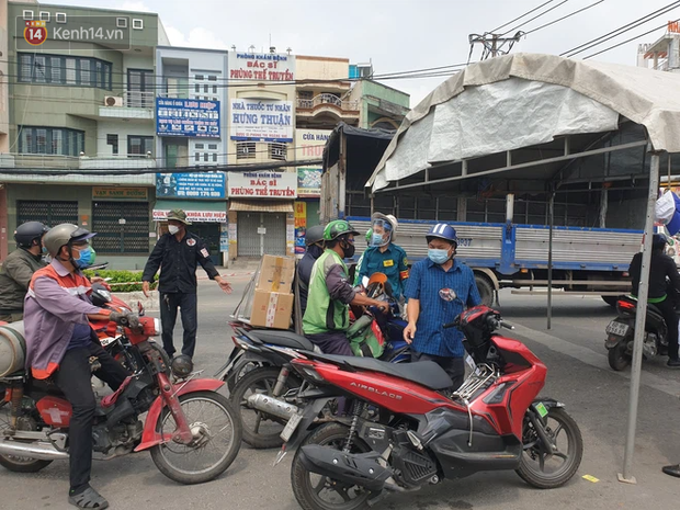  TP.HCM: Nhiều nơi dừng giám sát người ra đường không thật sự cần thiết - Ảnh 2.