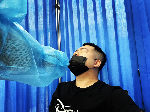Hành trình chiến đấu với Covid-19 của phóng viên Việt Nam tác nghiệp tại UAE: Gục trong buổi họp báo, từng phải thở oxy vì tổn thương phổi nặng - Ảnh 12.