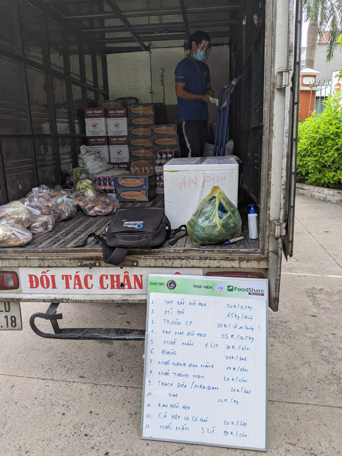 Xe tải chở thịt heo, rau củ, gạo... đến bán tận khu dân cư, người dân ...