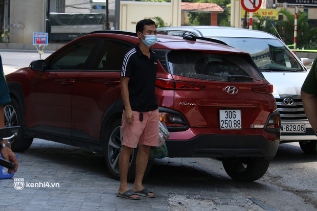  Hà Nội: Phong toả chung cư tại Hà Đông, người thân xuyên trưa tiếp tế sau ca dương tính SARS-CoV-2 - Ảnh 9.