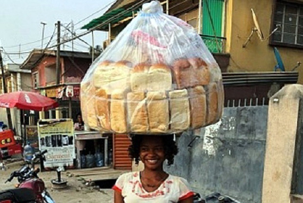 Vô tình xuất hiện trong 1 bức hình, cô gái bán bánh mì nghèo bỗng đổi đời đầy ngoạn mục, hình ảnh hiện tại khiến ai nấy đều kinh ngạc - Ảnh 2.