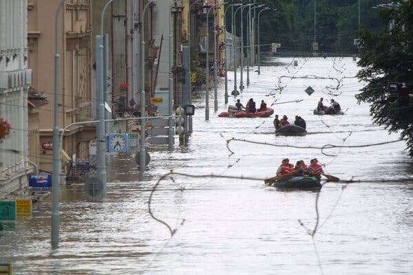 Những trận lũ kinh hoàng trong thế kỷ 21 từng xảy ra với châu Âu hoa lệ: Hàng thập kỷ bị lũ lụt tàn phá tang thương tại lục địa già - Ảnh 5.