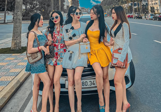 Soi giá dàn xe của hot boy, hot girl tài chính: Đủ loại Mẹc, Porsche giá từ 1,5 tỷ đến 11 tỷ đồng - Ảnh 1.