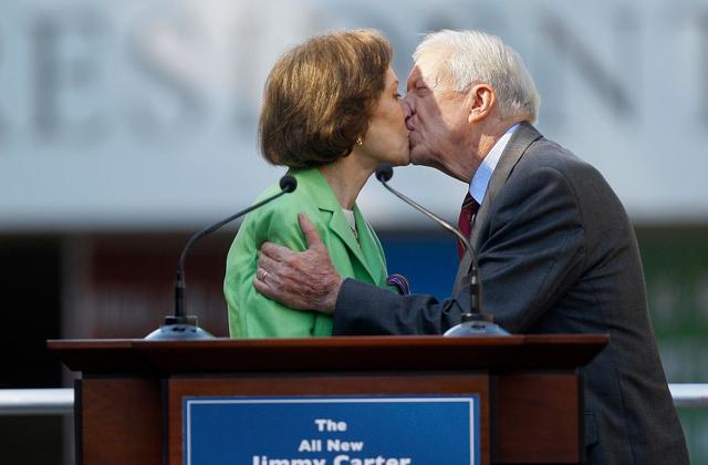 Jimmy Carter - cựu tổng thống hoa Kỳ tiết lộ chìa khóa giúp sống thọ đến gần trăm tuổi: Lấy một người vợ tốt! - Ảnh 1.