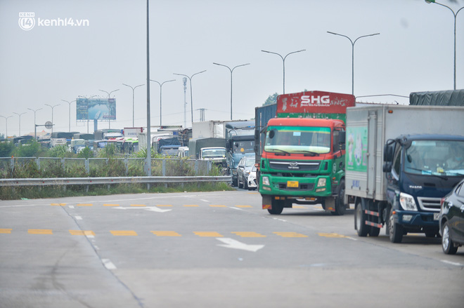 Ảnh: Ùn tắc kinh hoàng ở chốt cao tốc Pháp Vân-Cầu Giẽ, tài xế mệt mỏi vì đợi 2 tiếng chưa vào được Thủ đô - Ảnh 12. Ảnh: Ùn tắc kinh hoàng ở chốt cao tốc Pháp Vân-Cầu Giẽ, tài xế mệt mỏi vì đợi 2 tiếng chưa vào được Thủ đô - Ảnh 12.