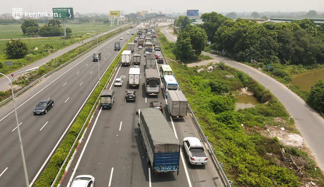Ảnh: Ùn tắc kinh hoàng ở chốt cao tốc Pháp Vân-Cầu Giẽ, tài xế mệt mỏi vì đợi 2 tiếng chưa vào được Thủ đô - Ảnh 3. Ảnh: Ùn tắc kinh hoàng ở chốt cao tốc Pháp Vân-Cầu Giẽ, tài xế mệt mỏi vì đợi 2 tiếng chưa vào được Thủ đô - Ảnh 3.