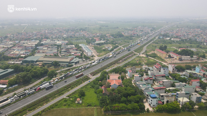 Ảnh: Ùn tắc kinh hoàng ở chốt cao tốc Pháp Vân-Cầu Giẽ, tài xế mệt mỏi vì đợi 2 tiếng chưa vào được Thủ đô - Ảnh 4. Ảnh: Ùn tắc kinh hoàng ở chốt cao tốc Pháp Vân-Cầu Giẽ, tài xế mệt mỏi vì đợi 2 tiếng chưa vào được Thủ đô - Ảnh 4.