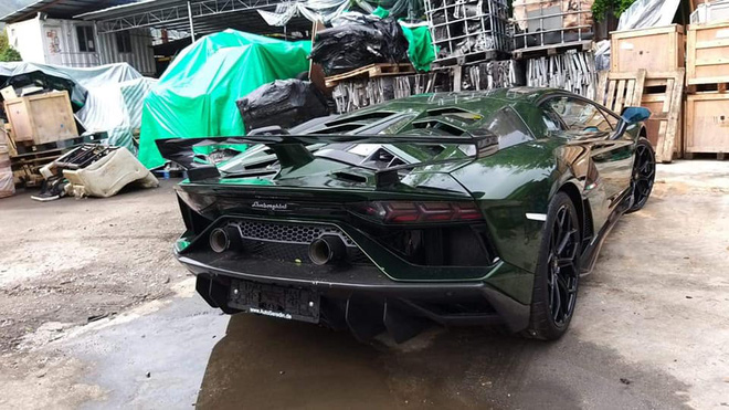 Lamborghini Aventador SVJ màu độc nhất vô nhị vừa về Việt Nam nằm trong showroom siêu xe trăm tỷ tại Sài Gòn - Ảnh 4.