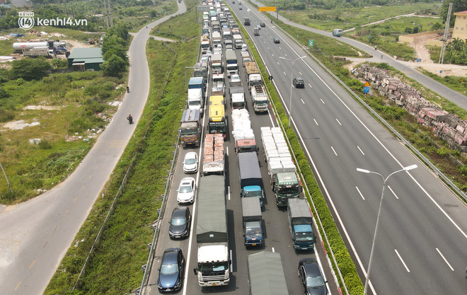 Ảnh: Ùn tắc kinh hoàng ở chốt cao tốc Pháp Vân-Cầu Giẽ, tài xế mệt mỏi vì đợi 2 tiếng chưa vào được Thủ đô - Ảnh 6. Ảnh: Ùn tắc kinh hoàng ở chốt cao tốc Pháp Vân-Cầu Giẽ, tài xế mệt mỏi vì đợi 2 tiếng chưa vào được Thủ đô - Ảnh 6.
