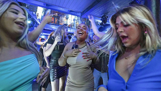 Nước Anh sợ hãi vào Ngày tự do: 50.000 ca nhiễm Covid mới, thanh niên vẫn đổ xô đi bar ăn mừng chấm dứt phong tỏa dài nhất thế giới - Ảnh 5.
