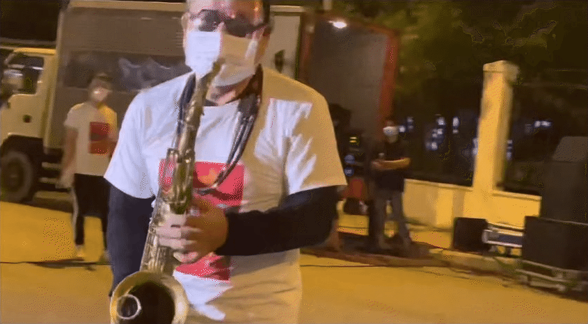  Khi âm nhạc vơi nhẹ nỗi đau: Nghệ sĩ saxophone Trần Mạnh Tuấn biểu diễn tại bệnh viện dã chiến TP.HCM khiến hàng nghìn người xúc động  - Ảnh 1.