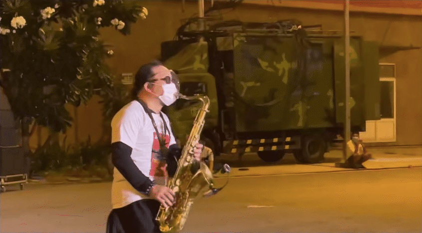  Khi âm nhạc vơi nhẹ nỗi đau: Nghệ sĩ saxophone Trần Mạnh Tuấn biểu diễn tại bệnh viện dã chiến TP.HCM khiến hàng nghìn người xúc động  - Ảnh 2.