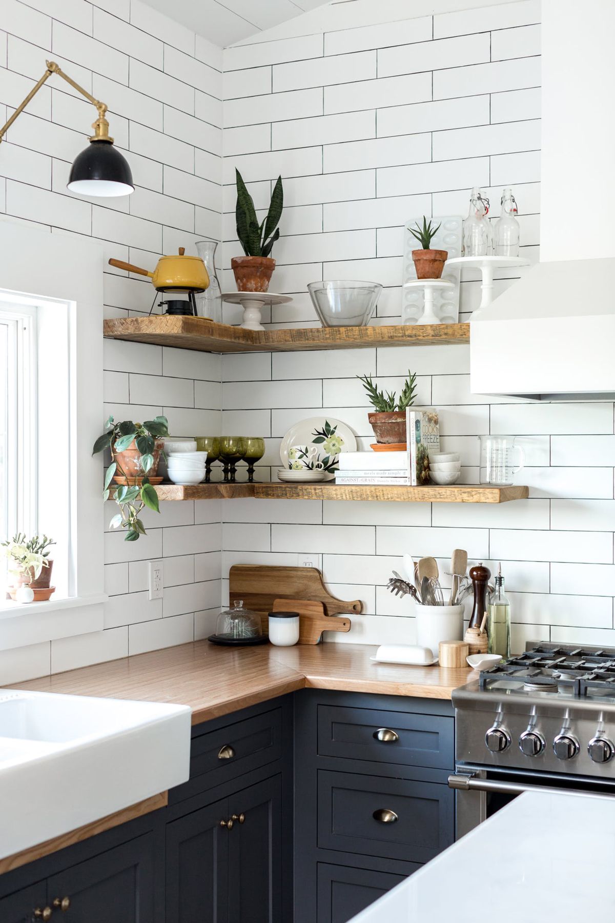 Thiết kế bếp nhỏ thông minh là giải pháp tối ưu cho căn nhà nhỏ. Qua khảo sát và tư vấn kỹ càng, chúng tôi sẽ tạo ra một không gian bếp nhỏ thông minh, mang lại tiện nghi và tiết kiệm không gian một cách tuyệt vời.