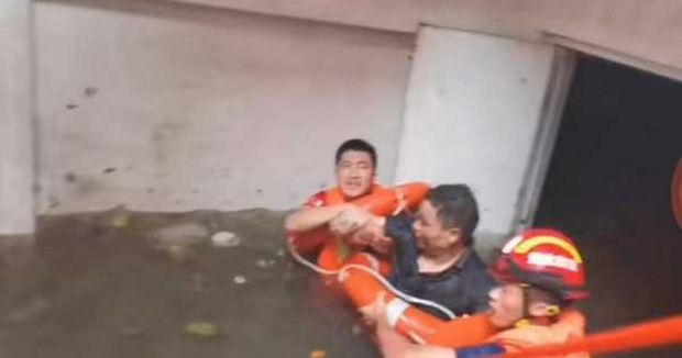Uống nước bẩn 3 ngày 3 đêm vì bị mắc kẹt dưới hầm ngập nước sau trận lũ thảm khốc, người đàn ông đã hồi sinh ngoạn mục gây bão MXH - Ảnh 3.
